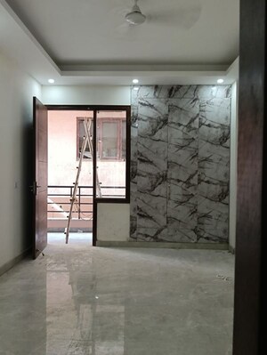 Room in 3 BHK Builder Floor at South City 1 – for Rent