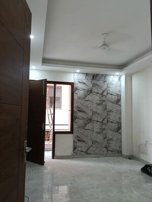 Room in 3 BHK Builder Floor at South City 1 – for Rent