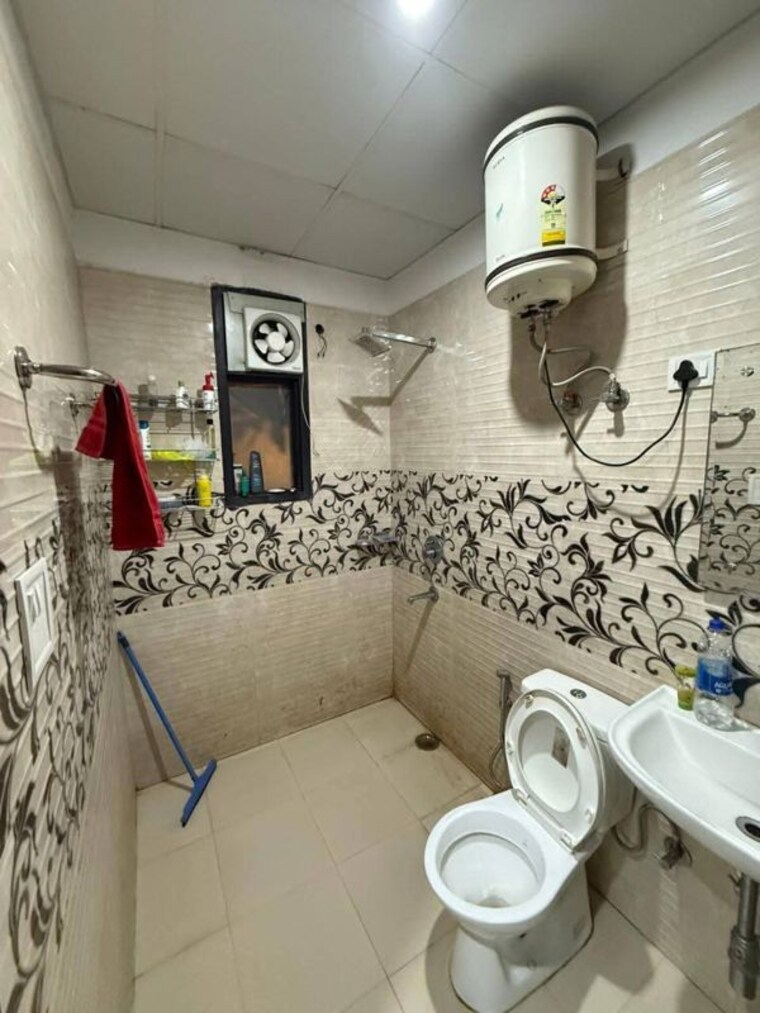 Bathroom, sector 23 3 Bedroom 2500 Sq.Ft. Builder Floor In Sector 23 Gurgaon 10012053