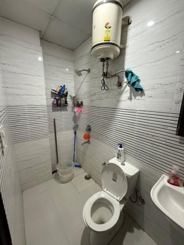 Bathroom, sector 23 3 Bedroom 2500 Sq.Ft. Builder Floor In Sector 23 Gurgaon 10012053
