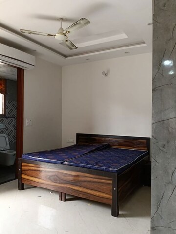 Bedroom in 3 BHK Builder Floor at Sector 14 – for Rent