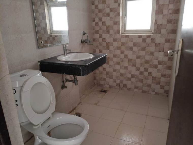 Bathroom, amrapali-dream-valley 3 Bedroom 1360 Sq.Ft. Apartment In Tech Zone 4 Greater Noida Greater Noida 10011221