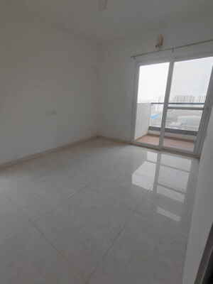 Room in 2 BHK Apartment at Majestique Towers, Kharadi – for Rent