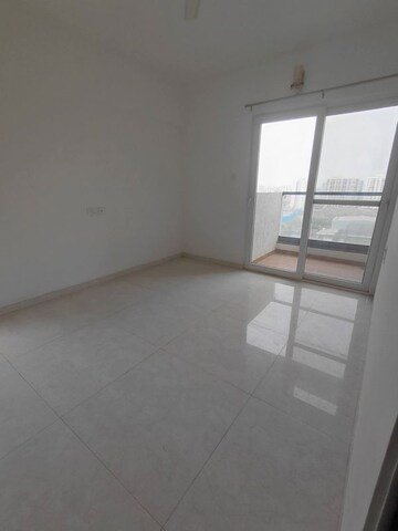 Room in 2 BHK Apartment at Majestique Towers, Kharadi – for Rent