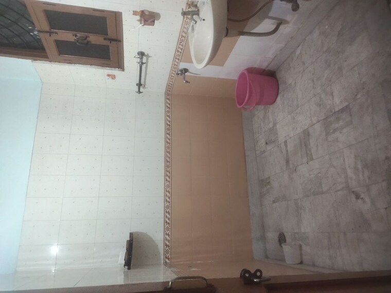 Bathroom, sector 10a 2 Bedroom 250 Sq.Yd. Independent House In Sector 10a Gurgaon 10012260
