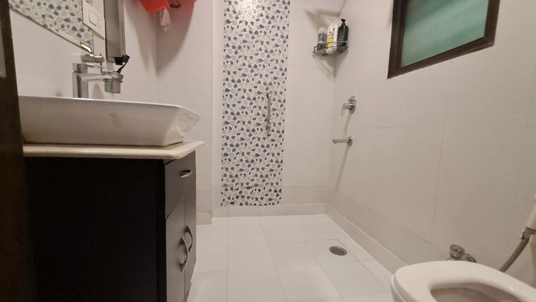 Bathroom, green park 3 Bedroom 235 Sq.Yd. Builder Floor In Green Park Delhi 10012263