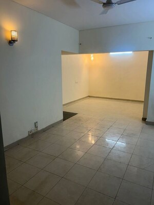 Room in 3 BHK Builder Floor at Unitech South City II, Sector 50 – for Rent