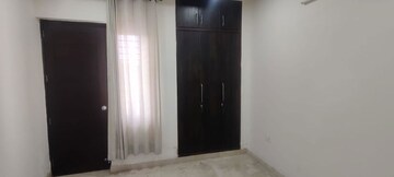 Room in 3.5 BHK Builder Floor at Sector 14 – for Rent
