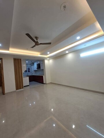 Room in 3 BHK Apartment at Smart World Orchard, Sector 61 – for Rent