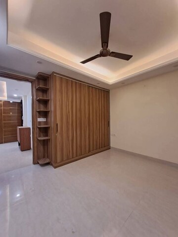 Room in 3 BHK Apartment at Smart World Orchard, Sector 61 – for Rent
