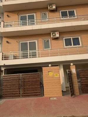 2 BHK Builder Floor For Rent in Sector 33