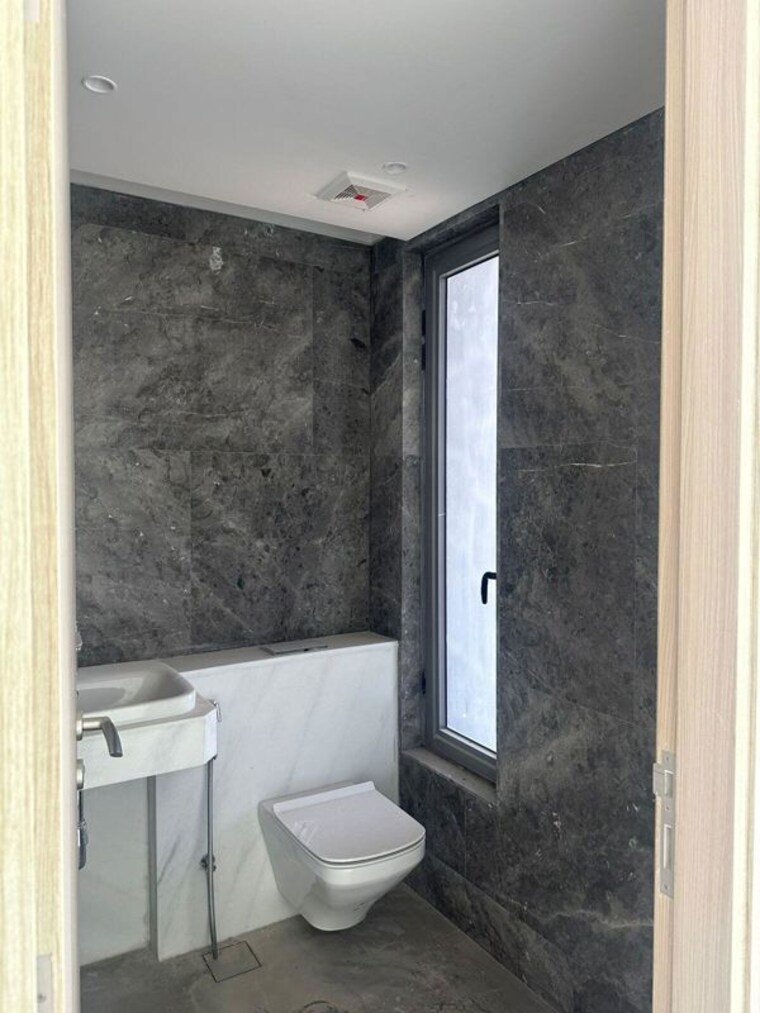 Bathroom, rustomjee-crown 4 Bedroom 2500 Sq.Ft. Apartment In Prabhadevi Mumbai 10012525
