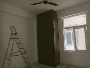 Room in 3 BHK Builder Floor at Sector 3 – for Rent