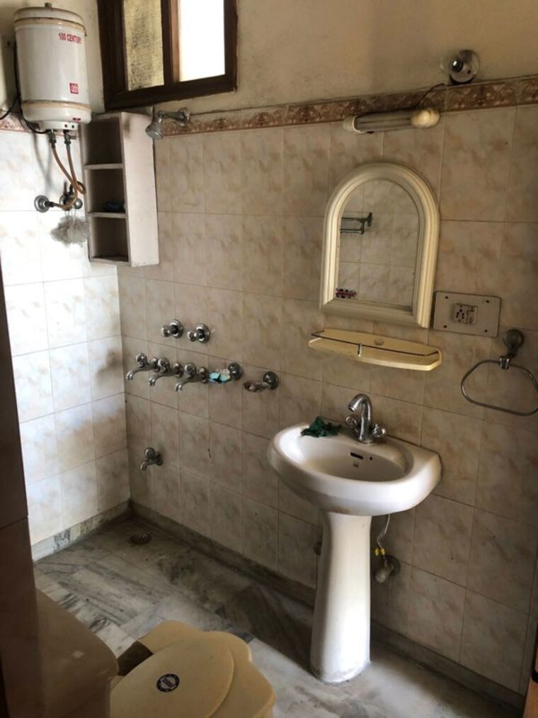 Bathroom, sector 23 2 Bedroom 250 Sq.Ft. Builder Floor In Sector 23 Chandigarh 10012589