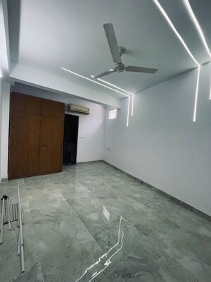 Room in 3 BHK Builder Floor at Sector 57 – for Rent