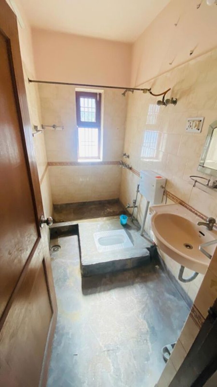 Bathroom, palam vihar 2 Bedroom 273 Sq.Yd. Builder Floor In Palam Vihar Gurgaon 10012622