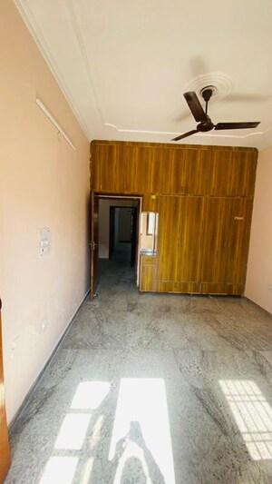 Room in 2 BHK Builder Floor at Palam Vihar – for Rent