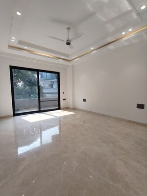 Room in 3 BHK Builder Floor at Defence Colony – for Rent