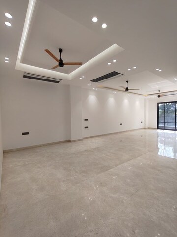 Room in 3 BHK Builder Floor at Defence Colony – for Rent