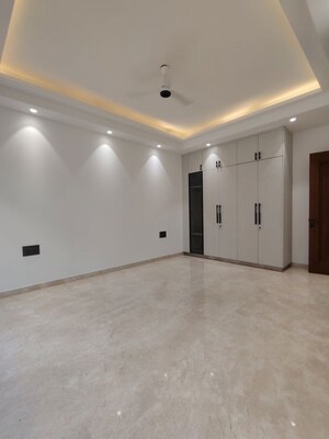 Room in 3 BHK Builder Floor at Defence Colony – for Rent