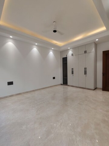 Room in 3 BHK Builder Floor at Defence Colony – for Rent