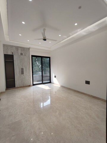 Room in 3 BHK Builder Floor at Defence Colony – for Rent