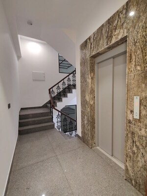 Room in 3 BHK Builder Floor at Defence Colony – for Rent