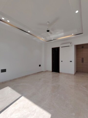 Room in 3 BHK Builder Floor at Defence Colony – for Rent