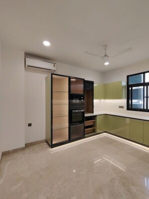 Room in 3 BHK Builder Floor at Defence Colony – for Rent