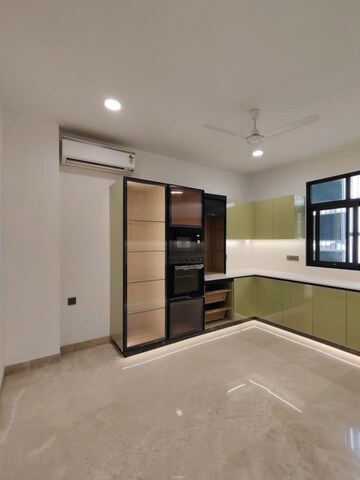 Room in 3 BHK Builder Floor at Defence Colony – for Rent