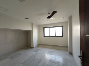 Room in 2 BHK Apartment at Pushpanjali Apartment Prabhadevi, Prabhadevi – for Rent