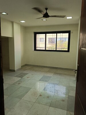 Room in 2 BHK Apartment at Pushpanjali Apartment Prabhadevi, Prabhadevi – for Rent