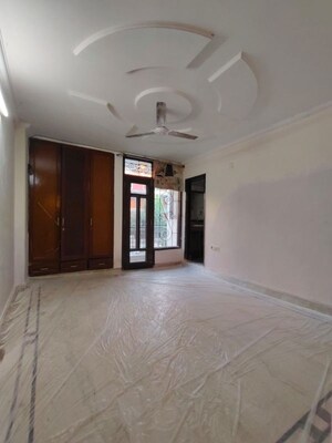 Room in 4 BHK Builder Floor at Sukhdev Vihar – for Sale