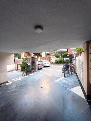 Parking in 4 BHK Builder Floor at Sukhdev Vihar – for Sale