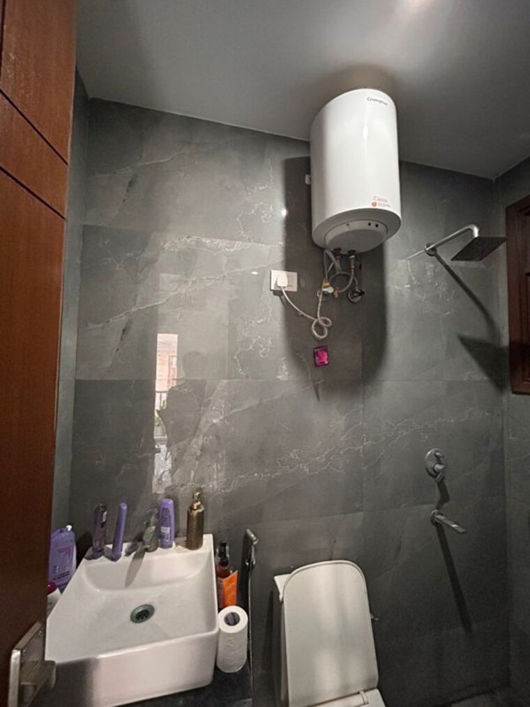 Bathroom, saket 2 Bedroom 1000 Sq.Ft. Builder Floor In Saket Delhi 10012867