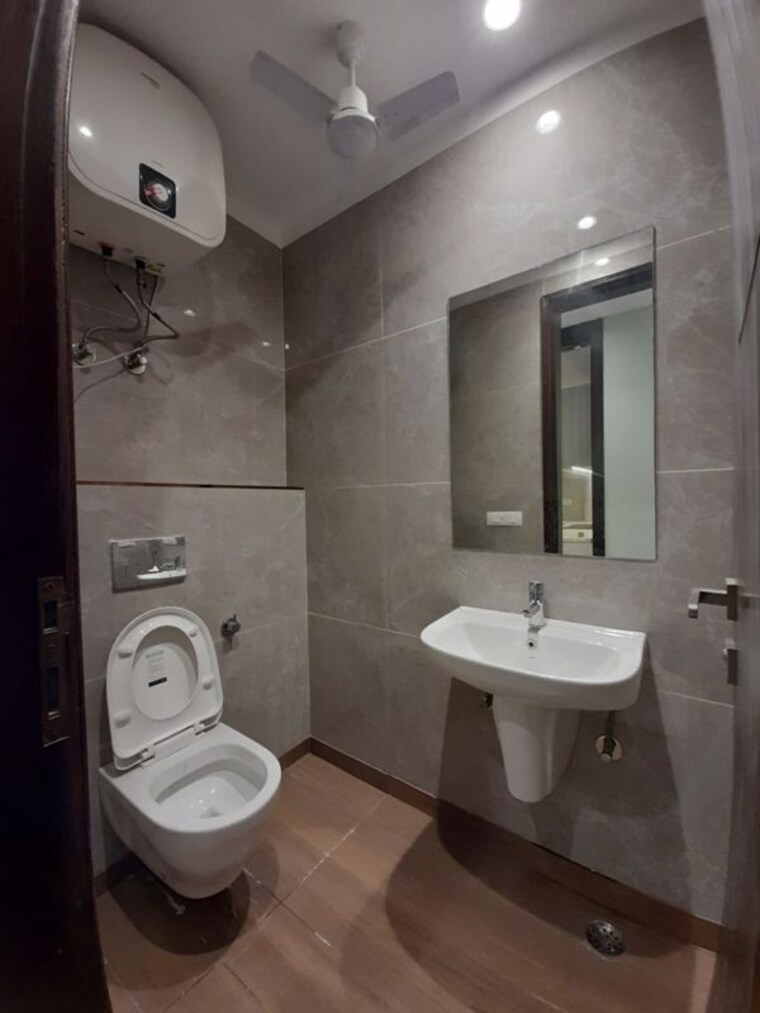 Bathroom, south extension i 3 Bedroom 1800 Sq.Ft. Builder Floor In South Extension I Delhi 10012922