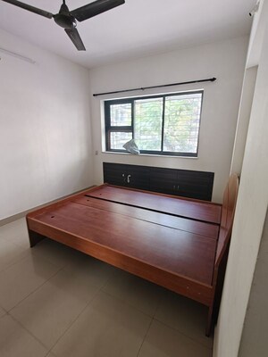 Room in 1 BHK Apartment at Spring Leaf 6 CHS, Kandivali East – for Rent