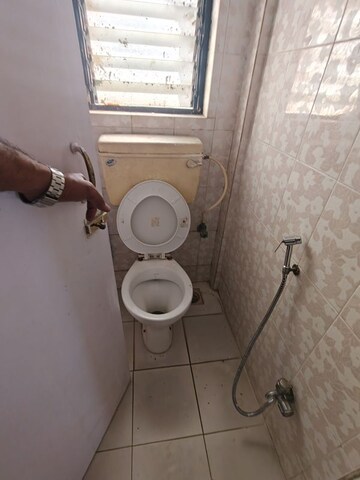 Bathroom in 1 BHK Apartment at Kandivali East – for Rent