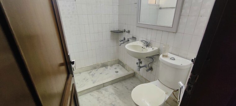 Bathroom, hauz khas 3 Bedroom 200 Sq.Yd. Builder Floor In Hauz Khas Delhi 10012960