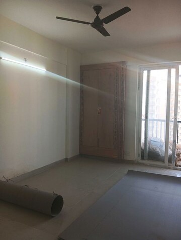 Room in 3 BHK Apartment at Amrapali Heartbeat City, Sector 107 – for Rent