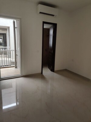 Room in 3 BHK Builder Floor at Smart World Orchard, Sector 61 – for Sale