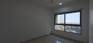 Room in 1 BHK Apartment at Kalpataru Immensa, Kolshet Road – for Rent