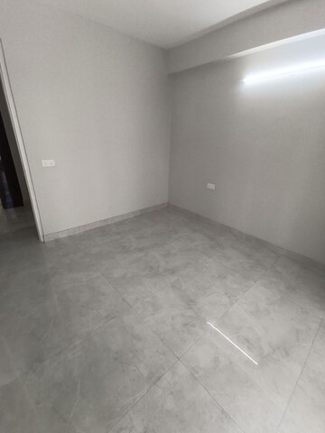 Room in 3.5 BHK Apartment at Signature Global City, Sector 37d – for Rent