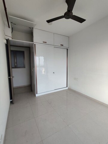 Room in 2 BHK Apartment at Kalpataru Immensa, Kolshet Road – for Sale