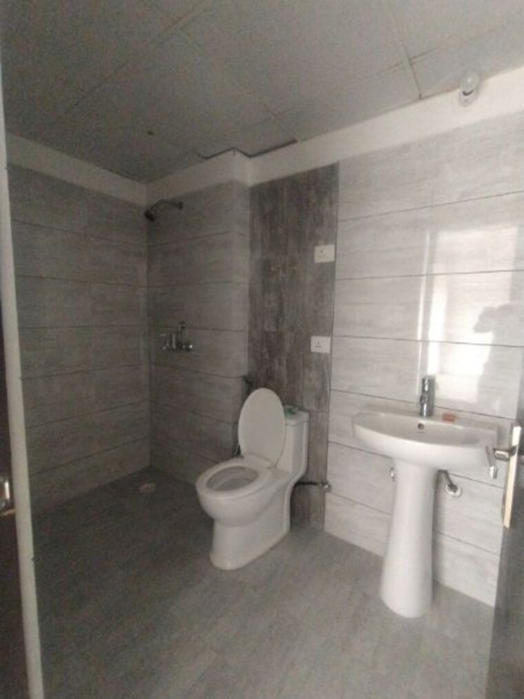 Bathroom, gulshan-bellina 3 Bedroom 919 Sq.Ft. Apartment In Sector 16 Greater Noida Greater Noida 10013068
