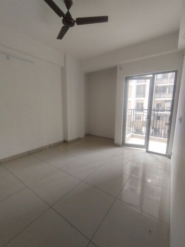 Room in 3 BHK Apartment at Gulshan Bellina, Sector 16 Greater Noida – for Rent