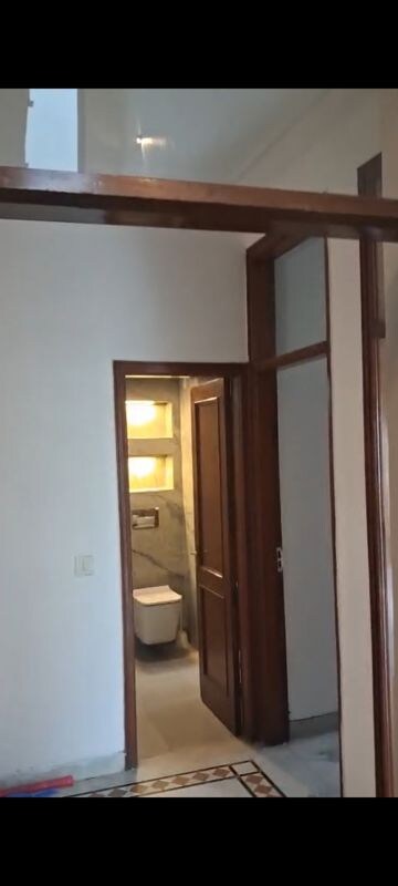 Furnished Amenities in 4 BHK Builder Floor at Sarvodaya Enclave – for Rent