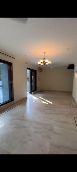 Room in 4 BHK Builder Floor at Sarvodaya Enclave – for Rent