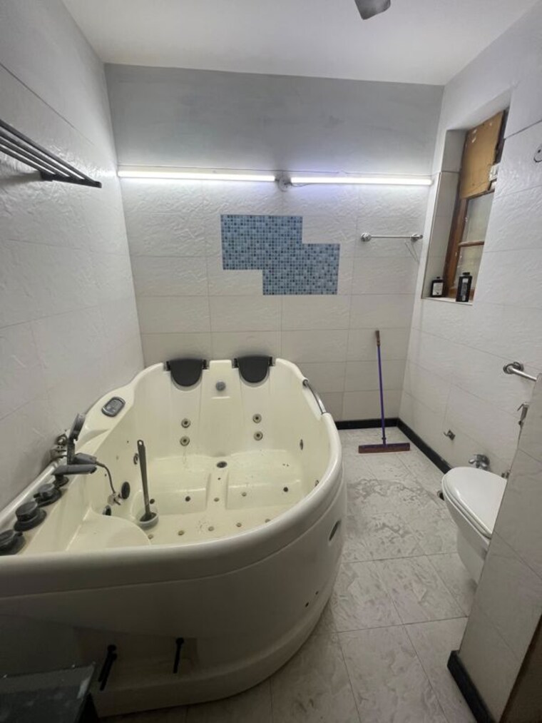 Bathroom, rohini sector 13 5 Bedroom 2000 Sq.Ft. Apartment In Rohini Sector 13 Delhi 10013112