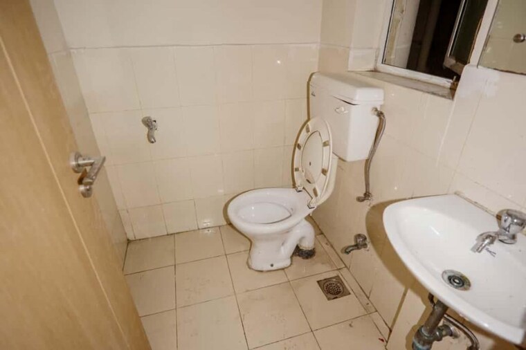 Bathroom, dlf-new-town-heights-iii 3.5 Bedroom 1930 Sq.Ft. Apartment In Sector 91 Gurgaon 10013171